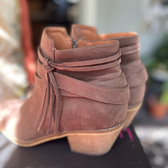 Boutique by Corky’s size 10 taupe shoe boot in original box - Picture 5 of 11